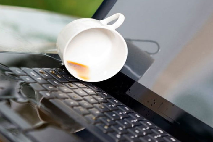 Xử lý tình trạng laptop bị vô nước hiệu quả